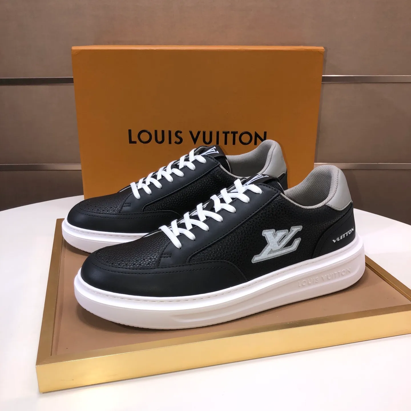 Factory batch 640💰original development, quality shipment, welcome to compare - LV sneaker series sports shoes introduce the loose silhouette of the ready-to-wear series into the spring and summer men's wear shows and make an eye-catching appearance. The cow leather upper is combined with rough fabric laces, and colorful beading highlights the brand's classic elements. LV letters mark the tongue and Monogram floral outsole. Mixed materials Made of top-grain cowhide, thick shoelace design, large Monogram print on the side, mesh lining and cotton feet, the comfort is as extreme as ever, premium heritage, quality first, worth owning! Size: Men’s 38-45 (45 is custom-made and cannot be returned or exchanged)